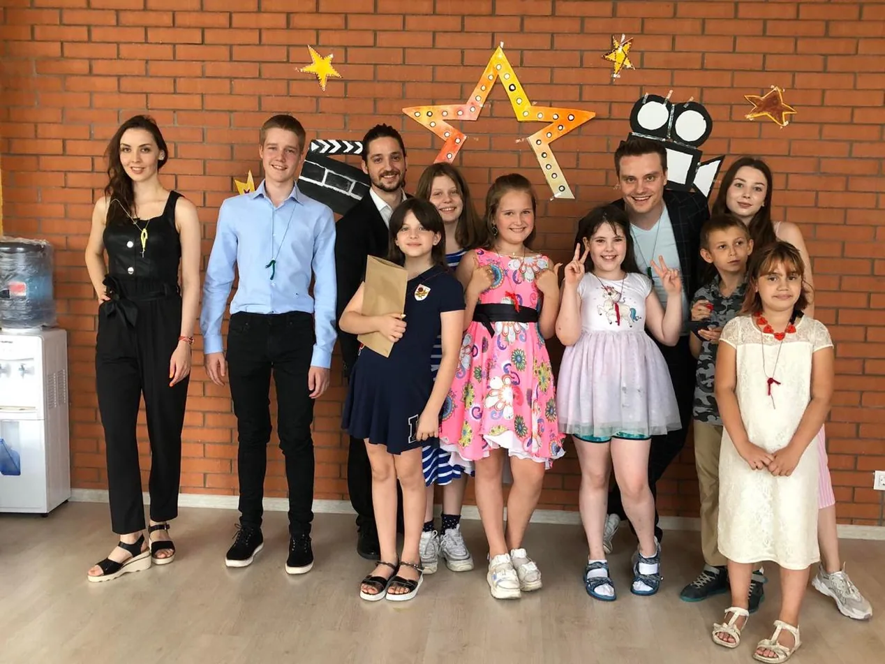 Выступает уверенно